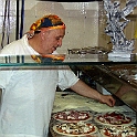 082 Hij maakt een heerlijke pizza voor ons